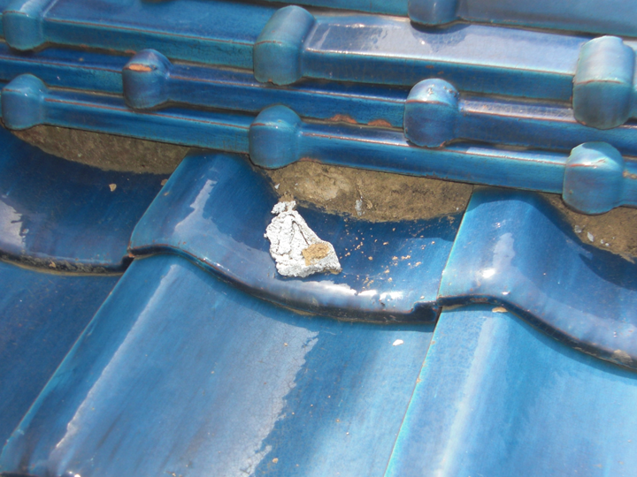 瓦屋根の漆喰が剥がれる原因とは？劣化のサインと注意点を解説