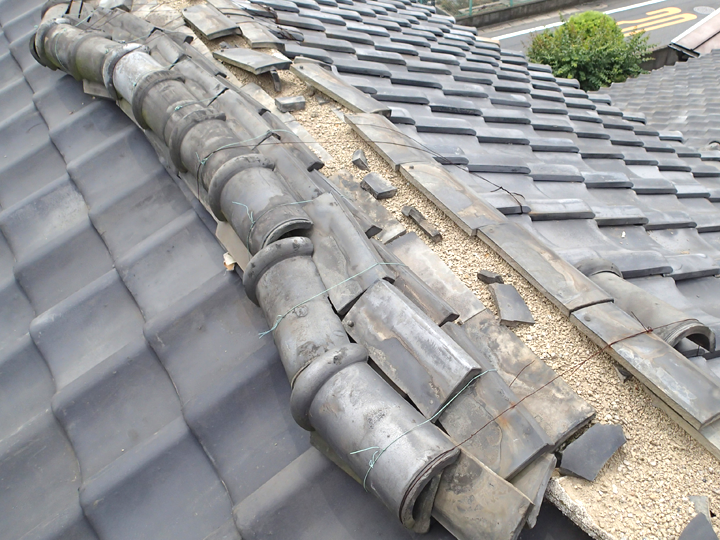 漆喰の剥がれを放置すると棟瓦が倒壊する恐れがあります