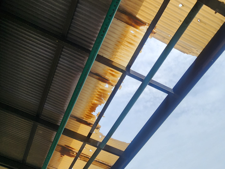 破損したベランダ屋根の波板
