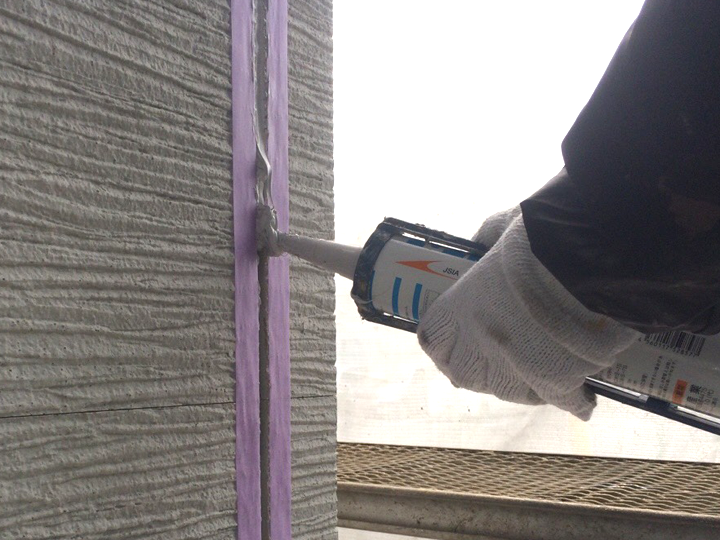 変成シリコンコーキングは外壁の目地など、主に上から塗装が必要な箇所に使われることが多いです