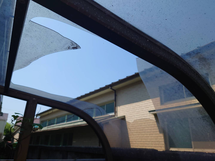 割れたカーポートの屋根