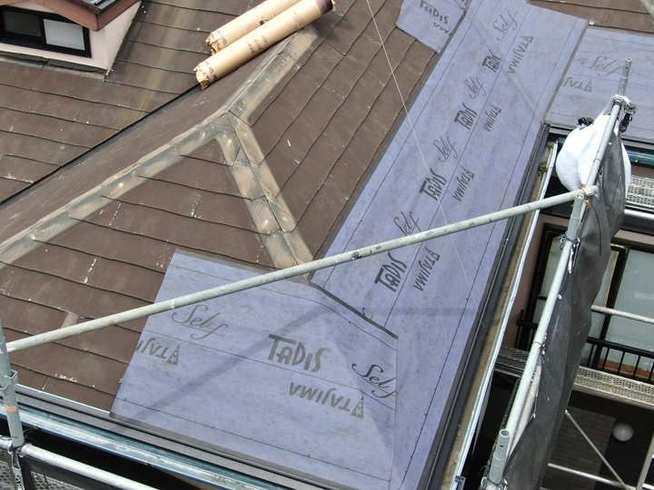 ドローンで撮影した屋根カバー工法の様子