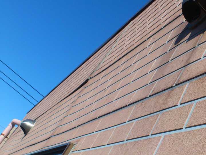 サイディングが反ると見た目が悪くなるだけでなく、雨漏りのリスクが高まってしまいます！