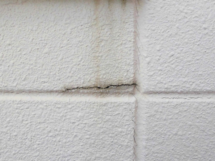 ALC:外壁材と目地のシーリング部分のひび割れ