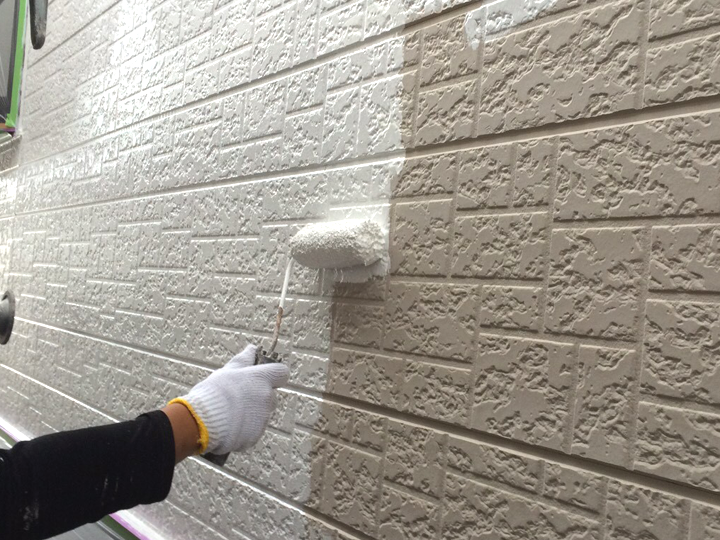 フッ素塗料のファイン４Fセラミックを使った外壁塗装の様子