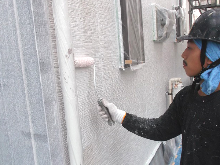 フッ素塗料のファイン４Fセラミックを使った外壁塗装の様子