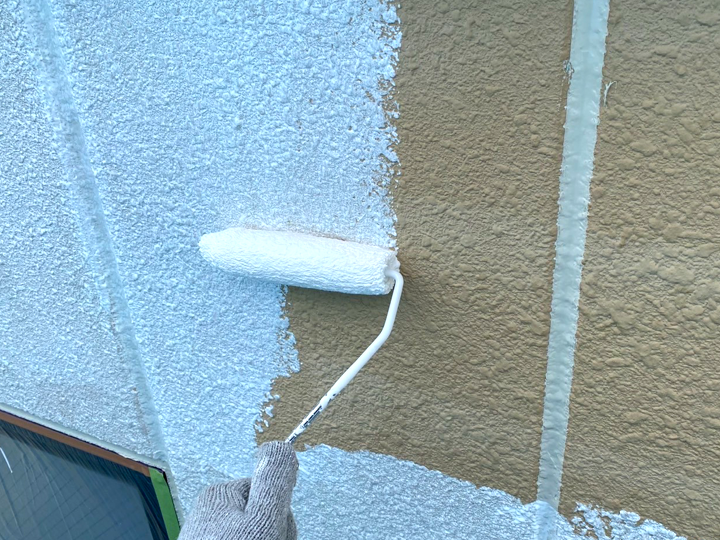 ピュアアクリル塗料・ダンネストを使った外壁塗装の様子