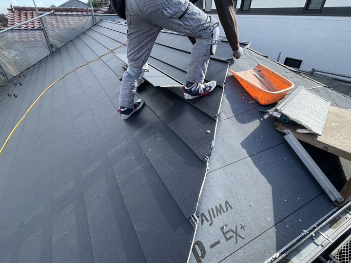 スーパーガルテクトを使った屋根葺き替え工事の様子