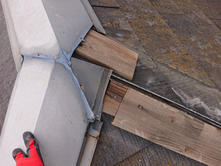 棟板金が原因となって雨漏りが起こることもあります