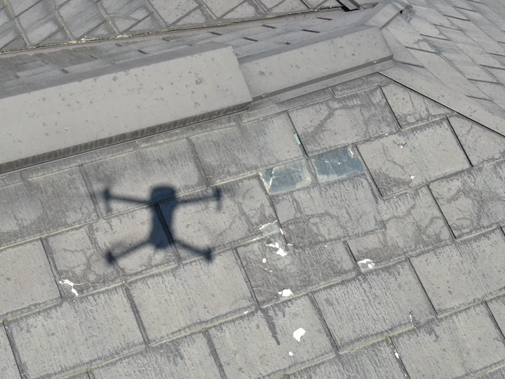 ドローンを使った屋根調査の様子