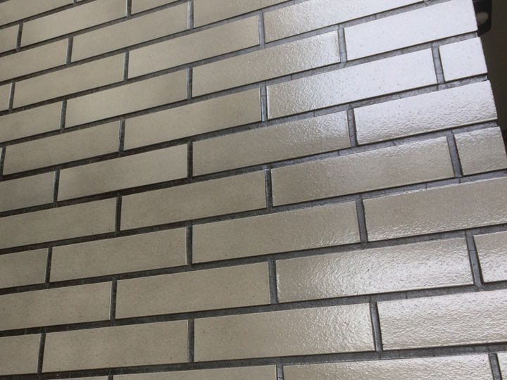 クリア塗装後のタイル外壁