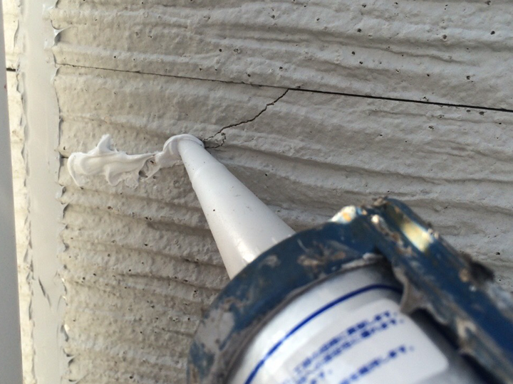 コーキングを使った外壁クラック補修工事の様子