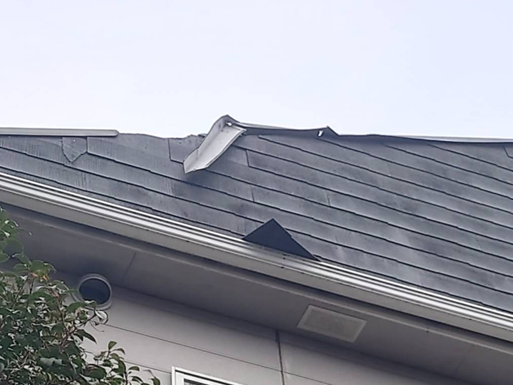 屋根の板金が外れてるのを見つけたら？原因・危険性・補修方法を解説