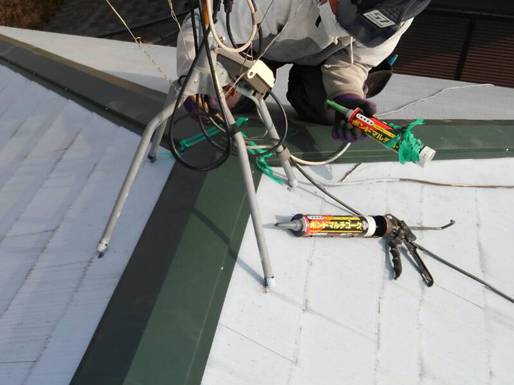 屋根のてっぺんにある「棟板金」とは？役割や劣化症状をわかりやすく解説