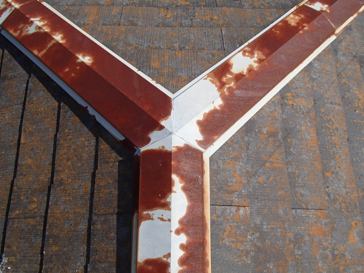 全体的に錆びが発生した棟板金