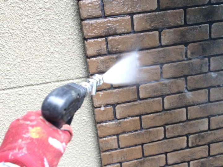 外壁の高圧洗浄の様子