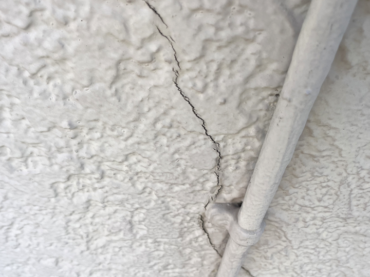 外壁に出来たひび割れ(クラック)