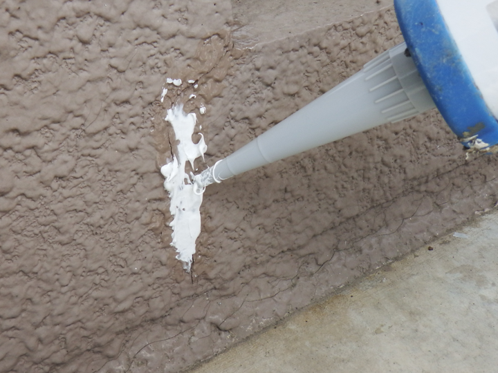 シーリングを使ったクラック補修の様子