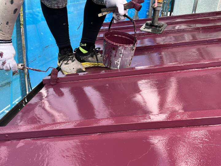 塗装中の金属屋根