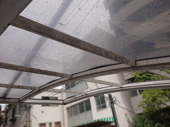 劣化・破損したカーポート屋根