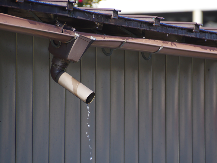 雨樋が外れたとき、一体どうする？原因・放置の危険性・対策をわかりやすく解説
