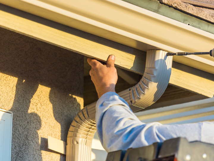 雨樋交換工事の様子