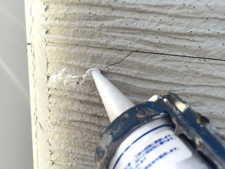 外壁クラックのひび割れ補修の様子