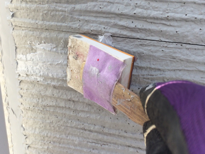 外壁クラックのひび割れ補修の様子