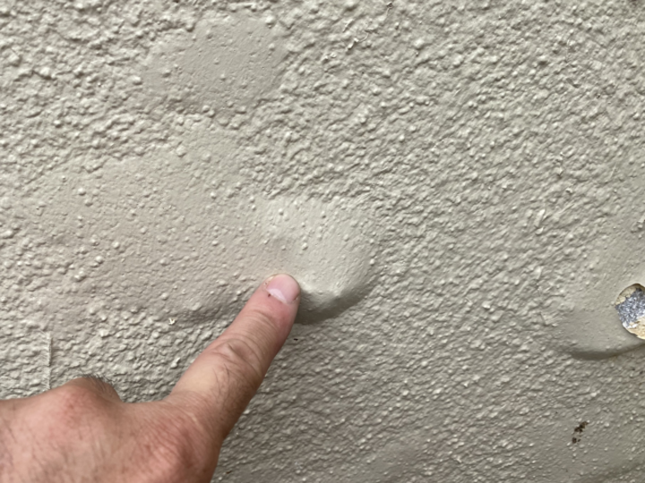 水分が入り込み膨れてしまった塗膜