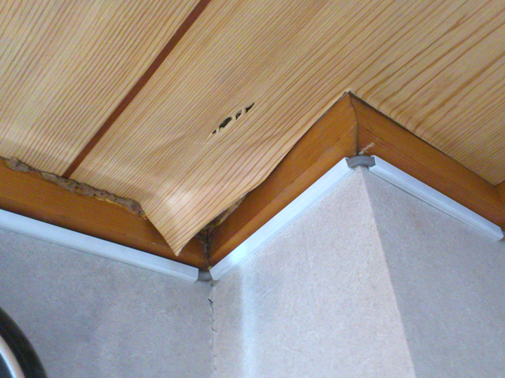 天井のクロスの剥がれ