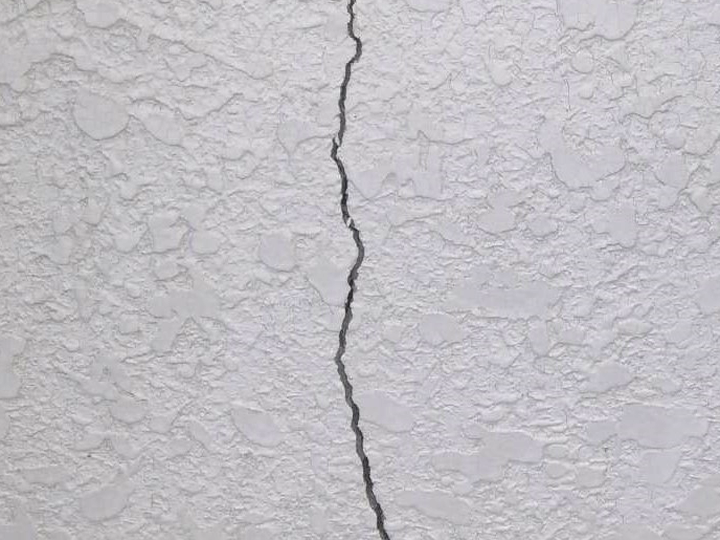 外壁のひび割れ（クラック）