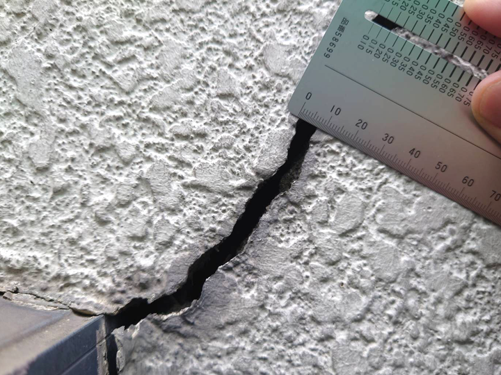 外壁に出来た大きなひび割れ