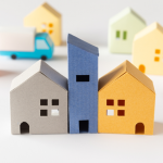 隣の家との隙間が狭い「狭小住宅」とは？特徴・メリットと対策を解説