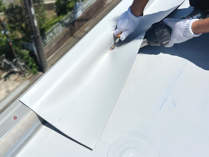 シート防水の施工の様子