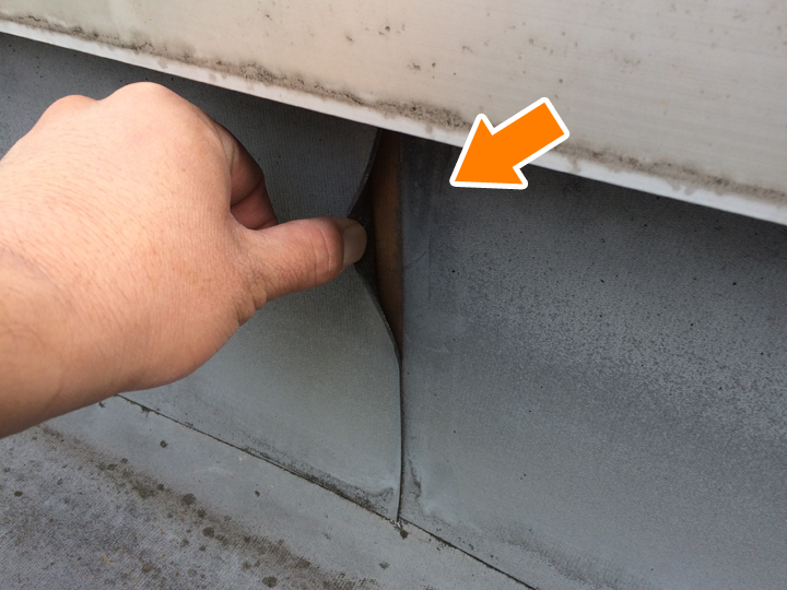 パラペット部分の防水シートの剥がれ