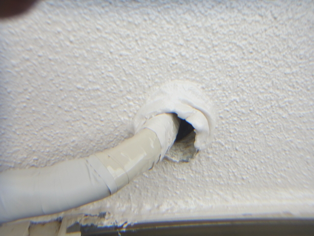 外壁に空いたエアコン取付時の穴埋めの方法とは？放置リスクと対処ポイントを解説