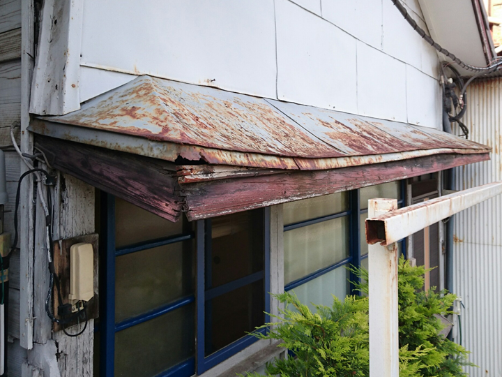 劣化した霧除け庇