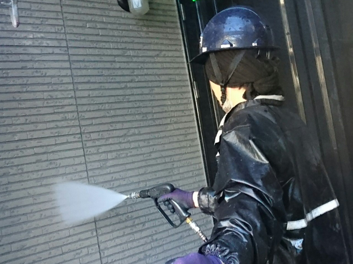 外壁の高圧洗浄の様子