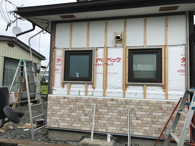 外壁張り替え工事中のお住まい