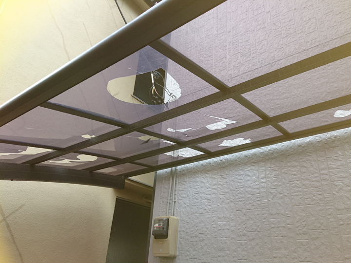 雹被害により穴が開いたポリカ屋根