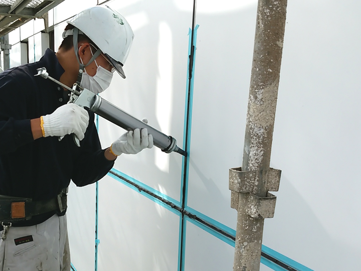 シーリング打ち替え工事の様子