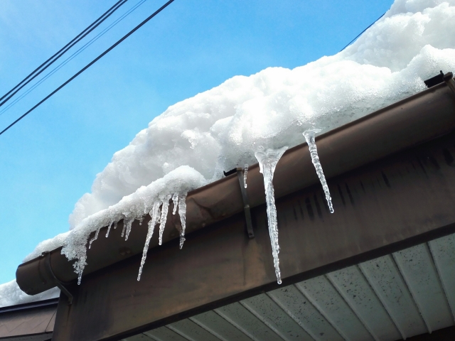 雨樋部分にできたつらら