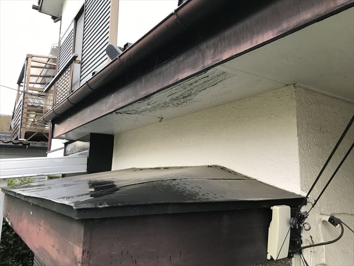 千葉市花見川区柏井町で傷んだ破風板や鋼板屋根の部分塗装工事を施工致しました