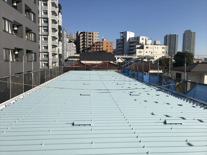 市川市新田でアパートの折板屋根塗装工事（税込180万円）、サーモアイSIで施工