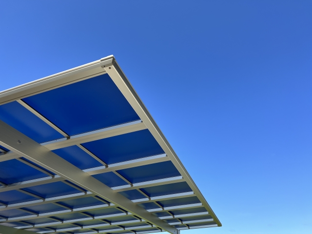 カーポート屋根によく使われる「ポリカ」とは？特徴と劣化サインを分かりやすく解説