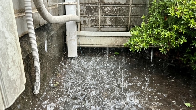 地面に強く打ち付ける雨水