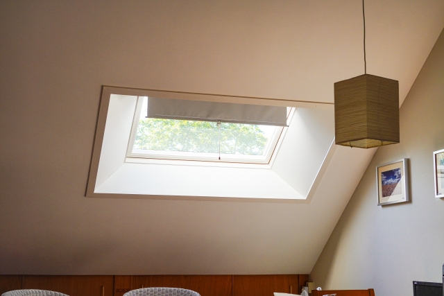 屋根に天窓を設置して後悔しないために！特徴・注意点・確認ポイントを解説