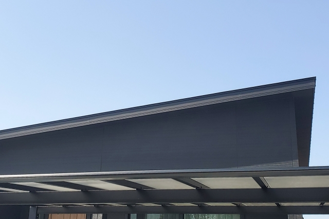 片流れ屋根とは、屋根面が一方向だけに傾斜している屋根形状を指します。