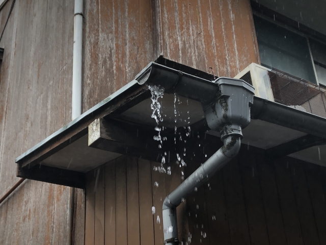 雨樋から雨水が溢れて落下することで音が発生します