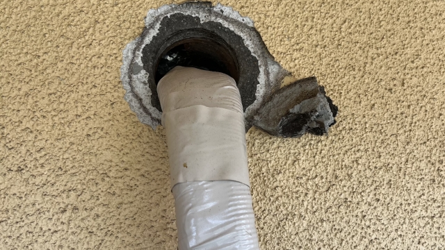 エアコンの配管を通すための壁の穴やカバー周辺は雨水が浸入しやすい